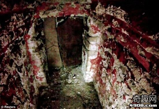 考古学家把一个微型相机放入墨西哥南部帕伦克考古遗址的一座早期玛雅古墓里。令人感到不可思议的是，墓室四壁的红色涂料仍保存相当完好