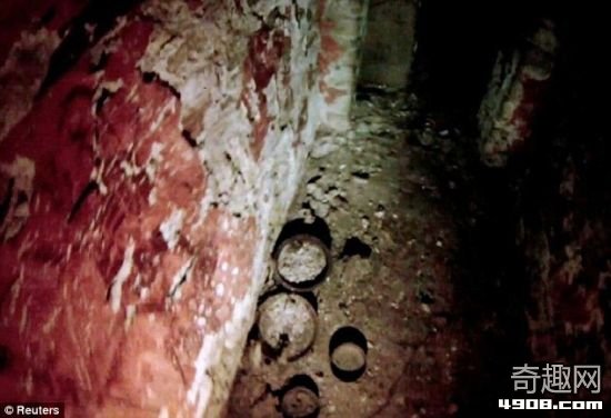 墓室底部显然覆盖了一层碎石。目前从录像里还没发现该墓里有可以识别的遗体迹象