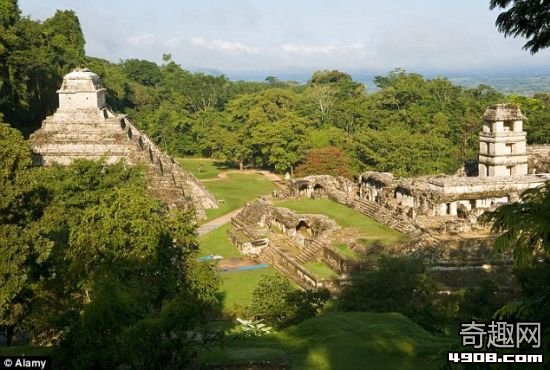 帕伦克是一座玛雅古城，位于现在的墨西哥恰帕斯地区