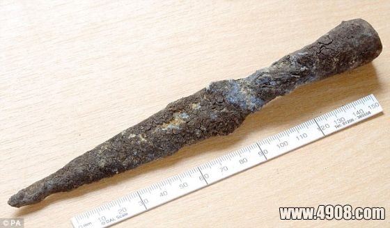科学家还发现铁矛头等武器。这些文物为了解那个时代的生活面貌提供重要线索。