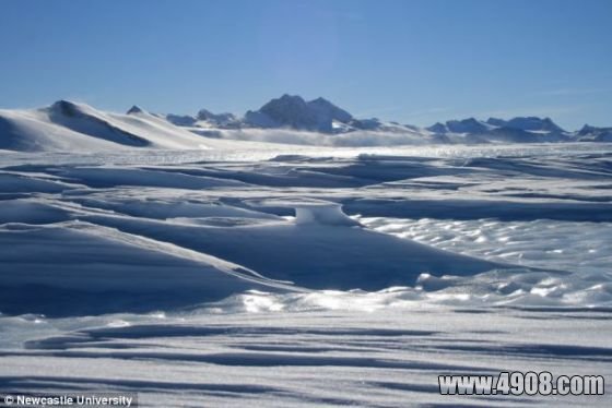 这座巨大山脉位于南极洲西部，上面覆盖着最厚可达7公里的冰块。
