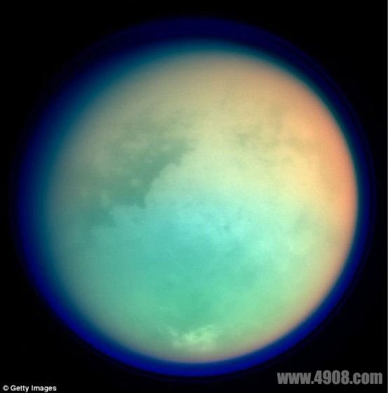木卫六拥有一个全球性环流模式。在夏季半球，暖空气从地面涌出，进入平流层，然后慢慢来到处于冬季的极地地区。气团在这里下沉，冷却，从而使平流层甲烷云形成。